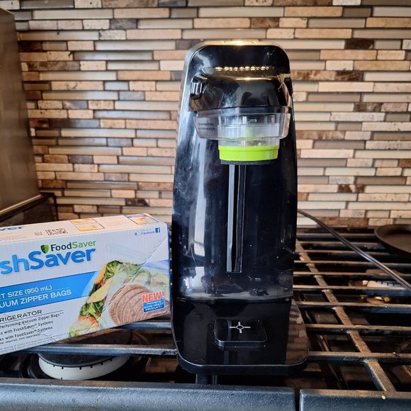 Food Saver with Containers and bags - Picture 2 of 5